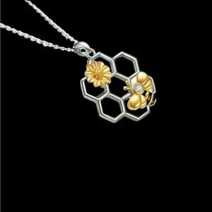 BEE AND HONEYCOMB NECKLACE‎